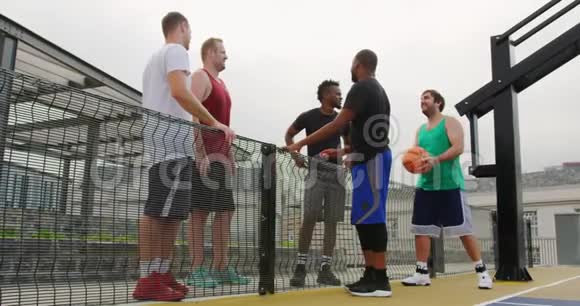 篮球运动员互相交流视频的预览图