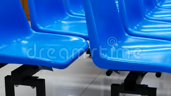 蓝色的等候椅视频的预览图