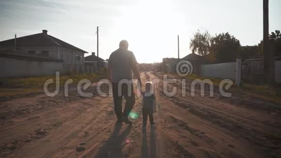 两代人的剪影一个成熟的祖父和小孙子去日落视频的预览图