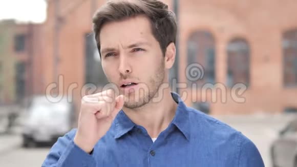 生病的年轻人在户外咳嗽视频的预览图