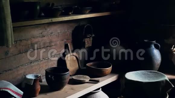 厨房木屋在黄昏的灯光下有旧陶器视频的预览图