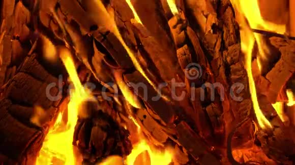 壁炉特写中燃烧的红色火焰视频的预览图