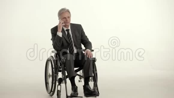 坐轮椅的老商人视频的预览图