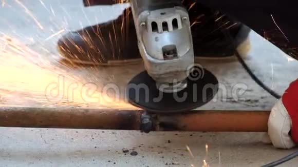 角磨机清理焊缝视频的预览图