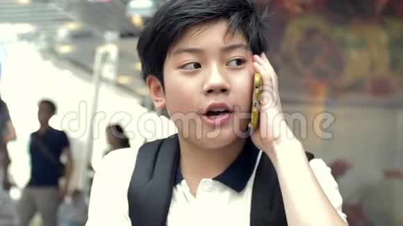 泰国小孩用手机说话都很兴奋和高兴亚洲小孩笑着说话动作慢视频的预览图