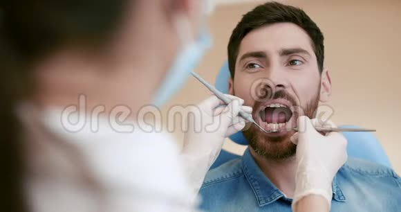 病人在牙科椅上的肖像视频的预览图