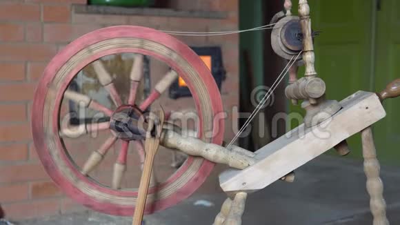 旧的焊接机脚驱由木材制成欧洲文化视频的预览图