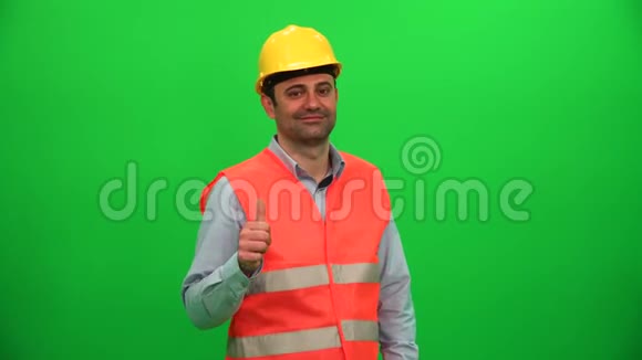 戴着黄色头盔的工程师竖起大拇指的手势干得好视频的预览图