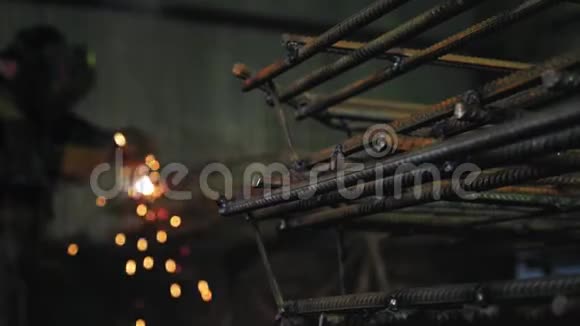 焊接工作焊工将零件焊接到金属结构上视频的预览图