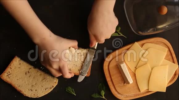 夹着奶酪面包的三明治框架里有黄油手食物小吃视频的预览图