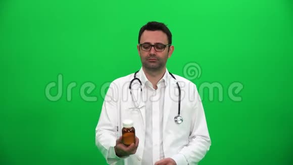 医生在绿色屏幕背景下显示药片视频的预览图