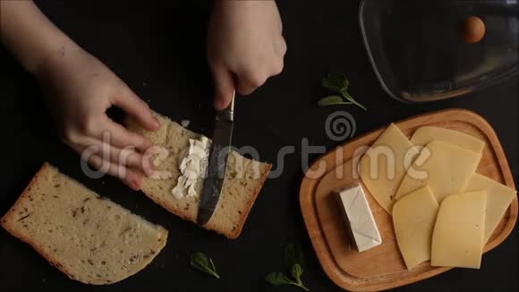 夹着奶酪面包的三明治框架里有黄油手食物小吃视频的预览图