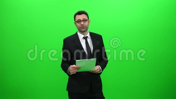 绿屏男新闻主播视频的预览图