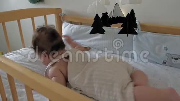 幼儿女孩学会把头躺在婴儿床上视频的预览图
