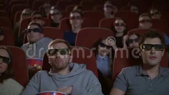 戴着3D眼镜的观众紧张地看着可怕的flm3D影院观众视频的预览图