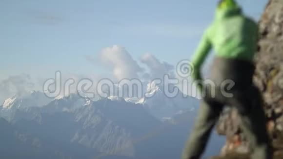 登山者在山上拉一根绳子山区的救援行动视频的预览图