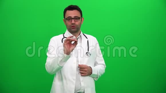 医生说话解释绿色屏幕背景视频的预览图