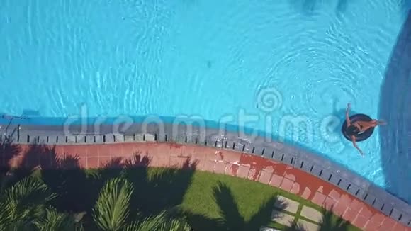 飞行摄像头移动手掌顶部穿过游泳池视频的预览图