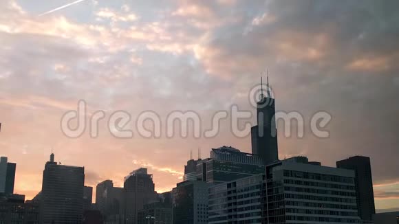 美国芝加哥秋季日出市中心的城市景观五彩缤纷的天空时间流逝视频的预览图