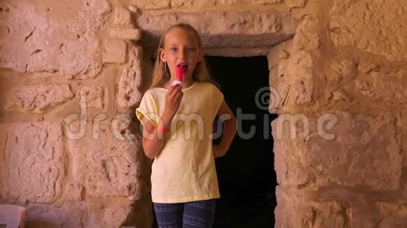 少女在突尼斯中世纪堡垒里巴特行走时吃冰淇淋视频的预览图
