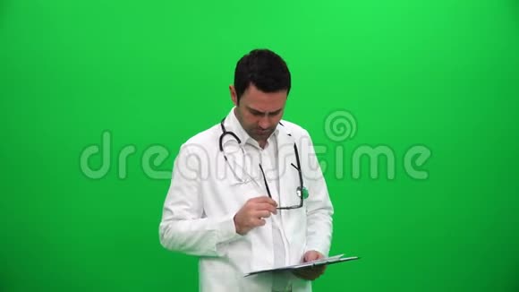 医生检查病历视频的预览图
