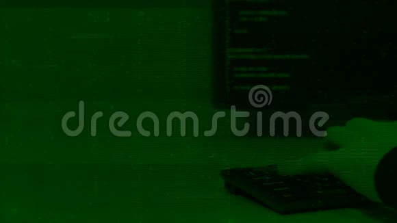 黑客程序员双手在绿色终端上关闭键盘输入代码视频的预览图