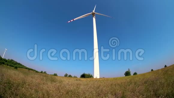 风车螺旋桨的缓慢旋转叶片风力发电纯绿色能源视频的预览图