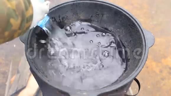 水倒进锅里视频的预览图