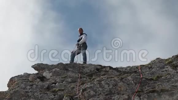 登山者在山上拉一根绳子山区的救援行动视频的预览图