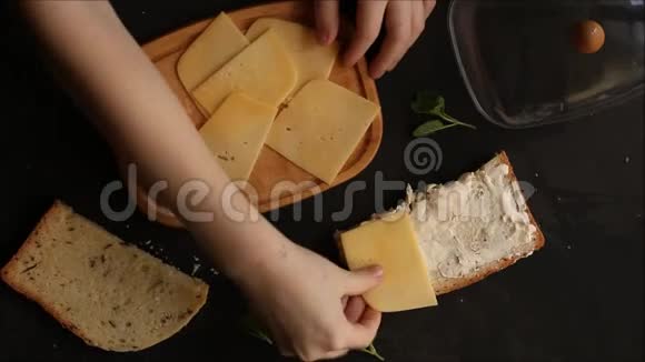 夹着奶酪面包的三明治框架里有黄油手食物小吃视频的预览图