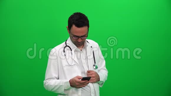 男性医生使用手机视频的预览图