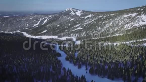 滑雪场的雪山视频的预览图