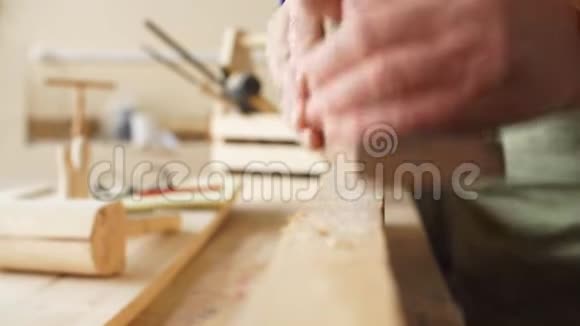 高级木匠正在修平木板的边缘视频的预览图
