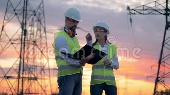 青年电工讲话介绍电厂能源系统视频的预览图