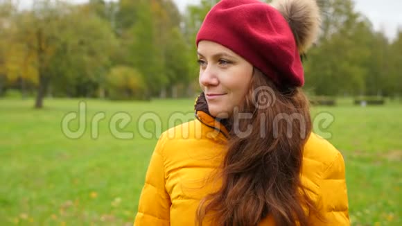 秋天公园红色法国贝雷帽年轻女子肖像视频的预览图