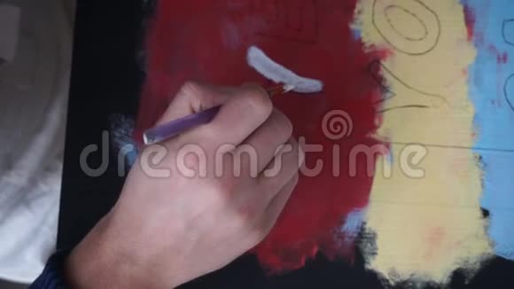 男手用毛笔画字母彩色背景艺术工作室合作同事视频的预览图