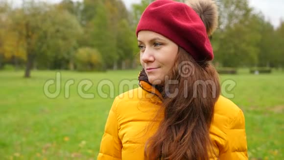 秋天公园的女人肖像红色贝雷帽的女孩视频的预览图