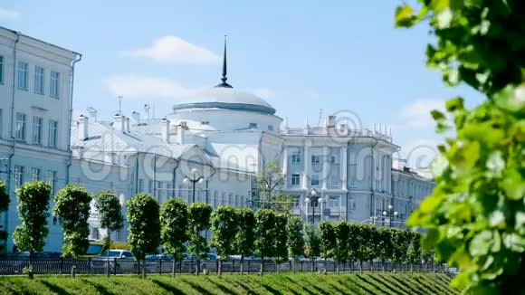 俄罗斯古城美丽的建筑房屋库存录像城市里阳光明媚的一天视频的预览图