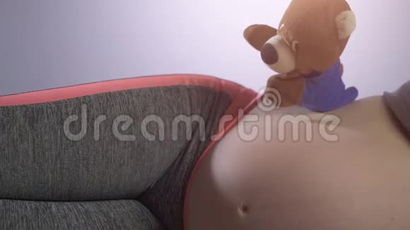 女人怀着一只可爱的熊在肚子里生孩子视频的预览图