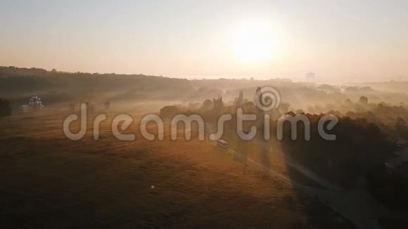 一辆乡村巴士在日出和雾的道路上行驶景乡村全景景观埃里尔医生的录像视频的预览图