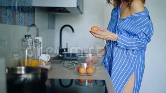 穿睡衣的女孩用鸡蛋准备传统早餐视频的预览图