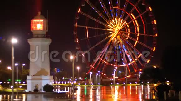 巴统河堤夜奇迹公园的摩天轮和灯塔视频的预览图