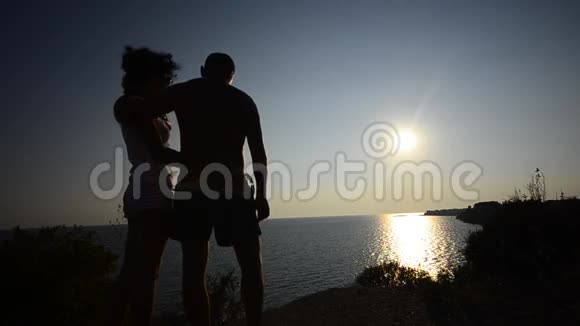 夏日夕阳在海平线上的浪漫视频的预览图