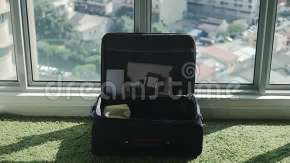 旅行者为暑假打包行李视频的预览图