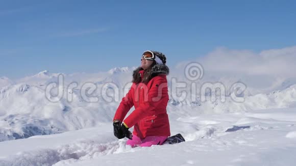 一个女子滑雪者在雪中坠落与欢乐超级慢动作180Fps视频的预览图