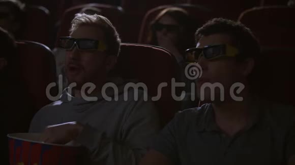 在3d电影院吃爆米花的人观众可享用电影小吃视频的预览图