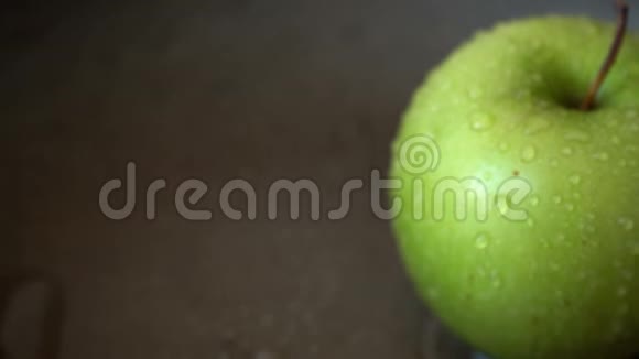 用水滴旋转一个绿色苹果视频的预览图