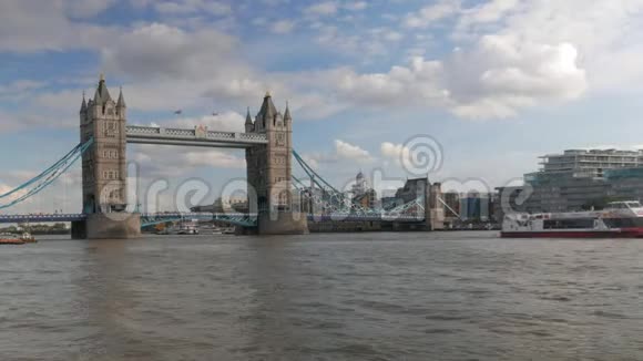 塔桥和泰晤士河的宽阔视野视频的预览图