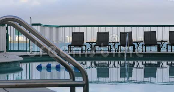 迈阿密海滩美丽的酒店游泳池视频的预览图