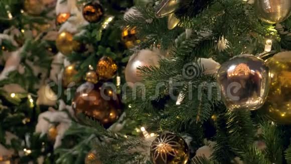 白雪中的圣诞树穿上漂亮的玩具视频的预览图